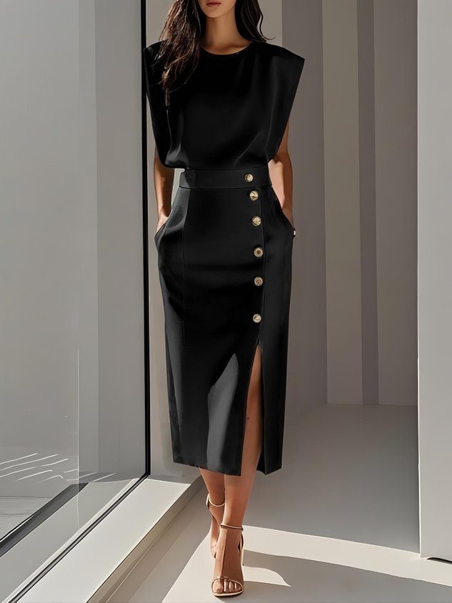 Robe noire mi-longue à boutons, portée de face