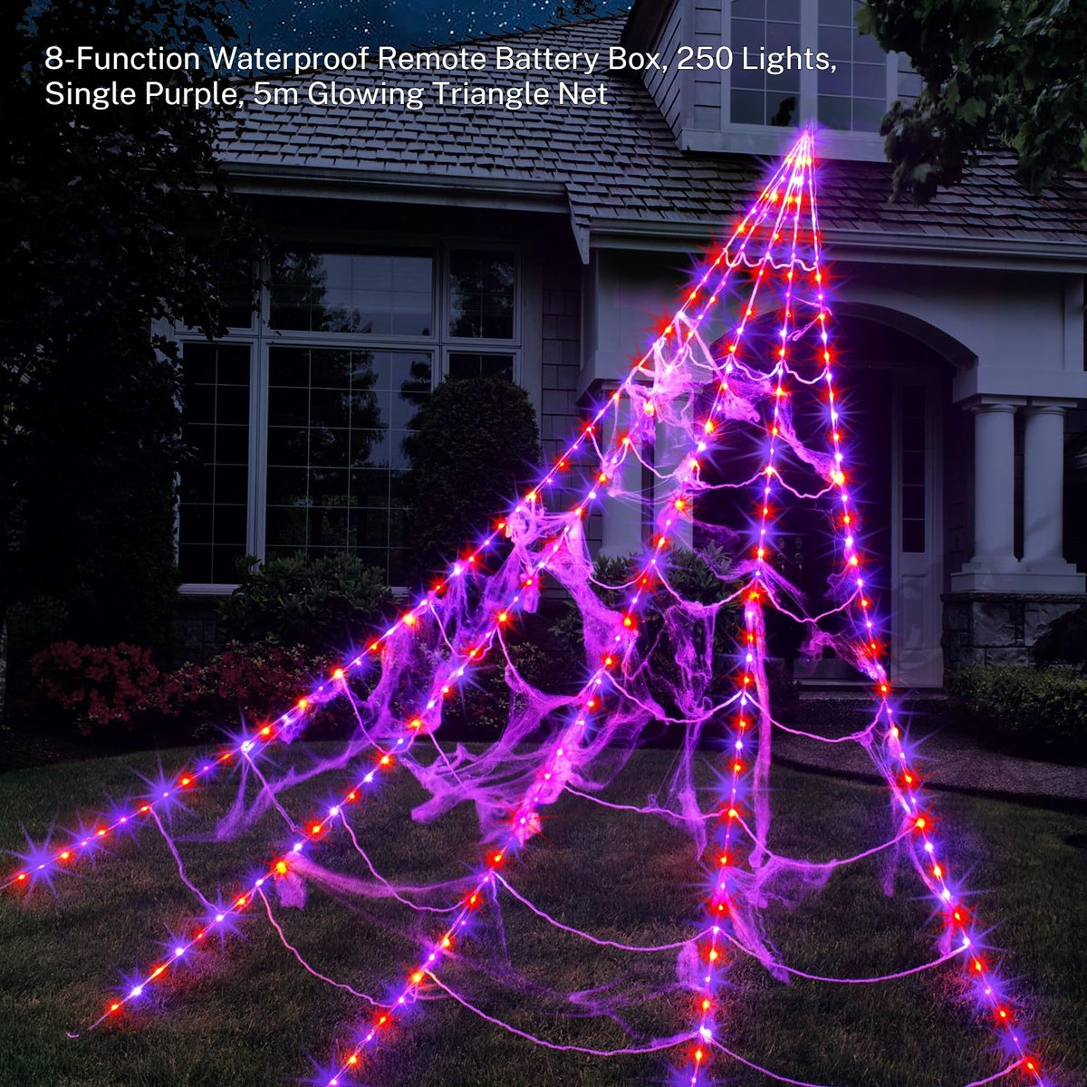 Toile triangulaire lumineuse devant une maison, avec présentation du modèle à piles et télécommande.
